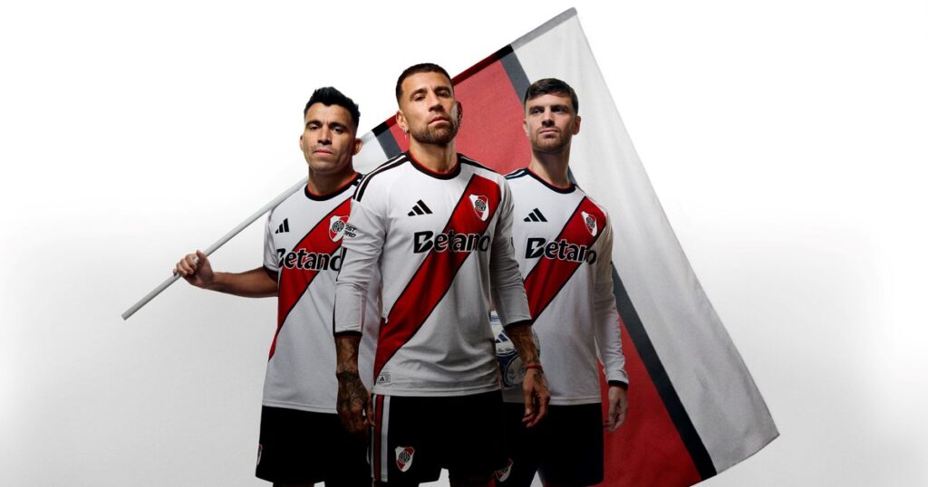 River presentó su nueva camiseta con Otamendi como figura estelar