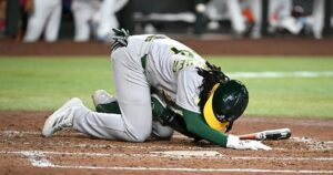 Rotura testicular | Joshua Kuroda-Grauer, novato de los Athletics de la MLB, sufrió una brutal lesión tras un foul: el video del momento