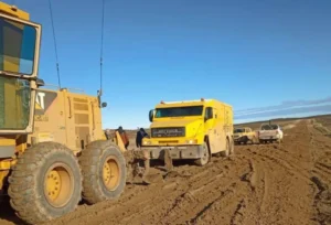Un camión de caudales quedó varado camino a Cerro Moro y debió ser rescatado por Vialidad