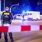 Utilice este título Un muerto y casi 15 heridos en un atropello masivo tras el desfile del Orgullo en Berlín y cree en base a ese titulo original un titulo nuevo, preciso, comprensible y que no pierda relacion con el titulo original. Necesito que me devuelvas solo y nada mas que el titulo nuevo.