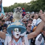 Utilice este título a qué hora es el banderazo y las recomendaciones para los hinchas argentinos y cree en base a ese titulo original un titulo nuevo, preciso, comprensible y que no pierda relacion con el titulo original. Necesito que me devuelvas solo y nada mas que el titulo nuevo.