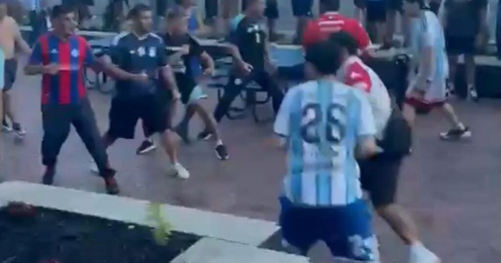 barras de San Lorenzo y Huracán se cruzaron durante el banderazo en la previa de Argentina vs Inglaterra