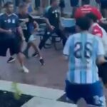Utilice este título barras de San Lorenzo y Huracán se cruzaron durante el banderazo en la previa de Argentina vs Inglaterra y cree en base a ese titulo original un titulo nuevo, preciso, comprensible y que no pierda relacion con el titulo original. Necesito que me devuelvas solo y nada mas que el titulo nuevo.
