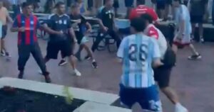 barras de San Lorenzo y Huracán se cruzaron durante el banderazo en la previa de Argentina vs Inglaterra
