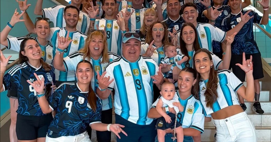 el apoyo del numeroso clan que lo sigue y por qué Scaloni lo considera fundamental en la Selección Argentina