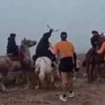 Utilice este título jinetes atacaron a corredores en una tradicional carrera de montaña en Río Negro y cree en base a ese titulo original un titulo nuevo, preciso, comprensible y que no pierda relacion con el titulo original. Necesito que me devuelvas solo y nada mas que el titulo nuevo.