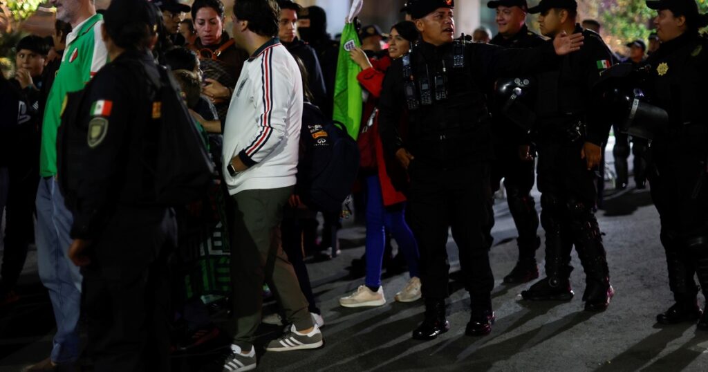 la Policía desaloja de prepo a decenas de hinchas mexicanos
