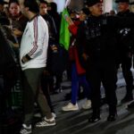 Utilice este título la Policía desaloja de prepo a decenas de hinchas mexicanos y cree en base a ese titulo original un titulo nuevo, preciso, comprensible y que no pierda relacion con el titulo original. Necesito que me devuelvas solo y nada mas que el titulo nuevo.