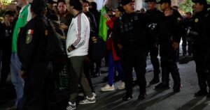 la Policía desaloja de prepo a decenas de hinchas mexicanos