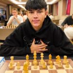 Utilice este título otro adolescente argentino que arrasa en los tableros de ajedrez y cree en base a ese titulo original un titulo nuevo, preciso, comprensible y que no pierda relacion con el titulo original. Necesito que me devuelvas solo y nada mas que el titulo nuevo.