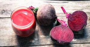 un estudio revela que beber jugo de remolacha durante solo dos semanas puede ayudar a bajar la presión arterial