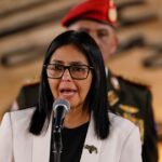 Utilice este título A cien años del nacimiento de Fidel Castro, Delcy Rodríguez recordó al dictador cubano por su “compromiso con la dignidad y la justicia social” y cree en base a ese titulo original un titulo nuevo, preciso, comprensible y que no pierda relacion con el titulo original. Necesito que me devuelvas solo y nada mas que el titulo nuevo.