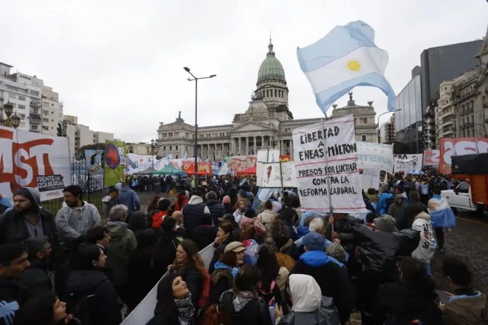 Bajo un fuerte temporal, una multitud marchó al Congreso contra la ley de propiedad privada