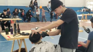 Cortes de pelo, juegos y música: una jornada solidaria para celebrar el Día del Niño