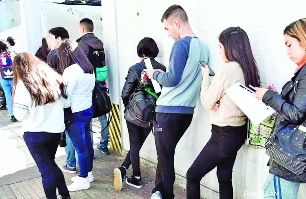 Crisis laboral juvenil: siete de cada diez jóvenes enfrentan precariedad o desempleo