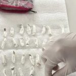 Utilice este título Detuvieron al padre del niño que llevó más de 70 dosis de cocaína al jardín e investigan si lo utilizaban para venderla y cree en base a ese titulo original un titulo nuevo, preciso, comprensible y que no pierda relacion con el titulo original. Necesito que me devuelvas solo y nada mas que el titulo nuevo.