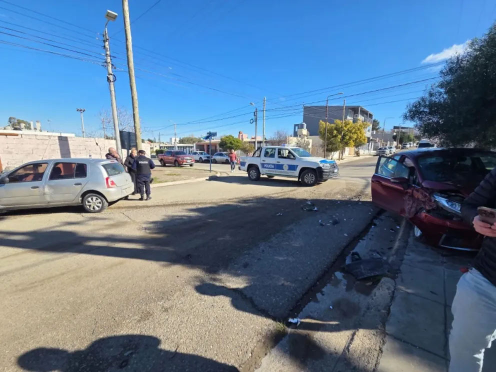 Dos vehiculos colisionaron en barrio Roca