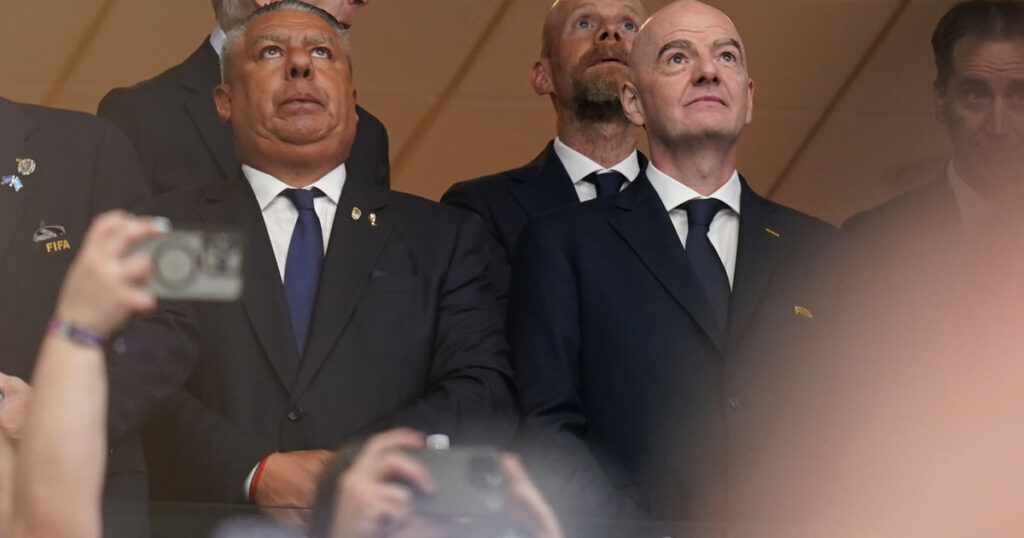 El hundimiento de Infantino y el peligro que se abre para Tapia