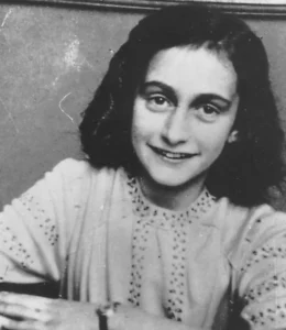 El último suspiro de Ana Frank en su cuaderno a cuadros: las palabras inéditas y el grito de libertad con el que se despidió del mundo