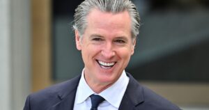 Gavin Newsom firmó la ley SB 169 que modifica el acceso a las licencias de conducir