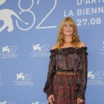 Utilice este título  George Clooney, Penélope Cruz, Javier Bardem y los hermanos Gallagher confirmaron su presencia en el festival y cree en base a ese titulo original un titulo nuevo, preciso, comprensible y que no pierda relacion con el titulo original. Necesito que me devuelvas solo y nada mas que el titulo nuevo.