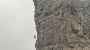 Italia: rescatan a un alpinista tras quedar suspendido 50 metros en los Dolomitas