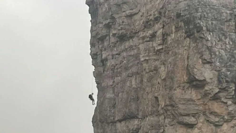 Italia: rescatan a un alpinista tras quedar suspendido 50 metros en los Dolomitas