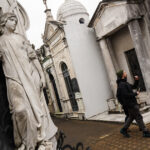 Utilice este título La Ciudad dio de baja el proyecto de hacer un gift shop y café en el Cementerio de la Recoleta y cree en base a ese titulo original un titulo nuevo, preciso, comprensible y que no pierda relacion con el titulo original. Necesito que me devuelvas solo y nada mas que el titulo nuevo.