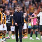Utilice este título Manchester United arrancó la Premier con una derrota inesperada ante Hull City y vuelve a sembrar dudas y cree en base a ese titulo original un titulo nuevo, preciso, comprensible y que no pierda relacion con el titulo original. Necesito que me devuelvas solo y nada mas que el titulo nuevo.