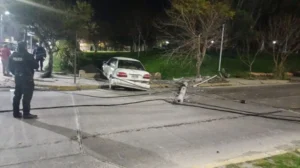 Perdió el control de su auto y protagonizó un despiste en Güemes y Sarmiento