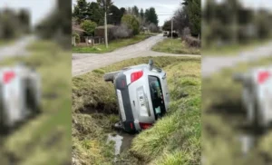 Se distrajo mientras conducía, perdió el control y terminó volcando en un canal