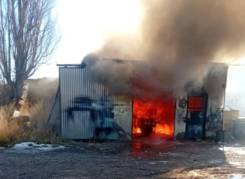 Se incendió una carpintería en Sarmiento cuando el propietario quiso encender una estufa