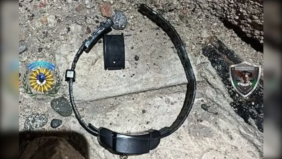 Se sacó la tobillera electrónica, rompió el arresto domiciliario y lo atraparon esperando un colectivo en la Plaza Central de Gaiman