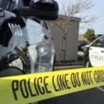 Utilice este título Su hermano murió a manos de un sicario en California; años después, el sospechoso entró en una embajada de Estados Unidos y cree en base a ese titulo original un titulo nuevo, preciso, comprensible y que no pierda relacion con el titulo original. Necesito que me devuelvas solo y nada mas que el titulo nuevo.