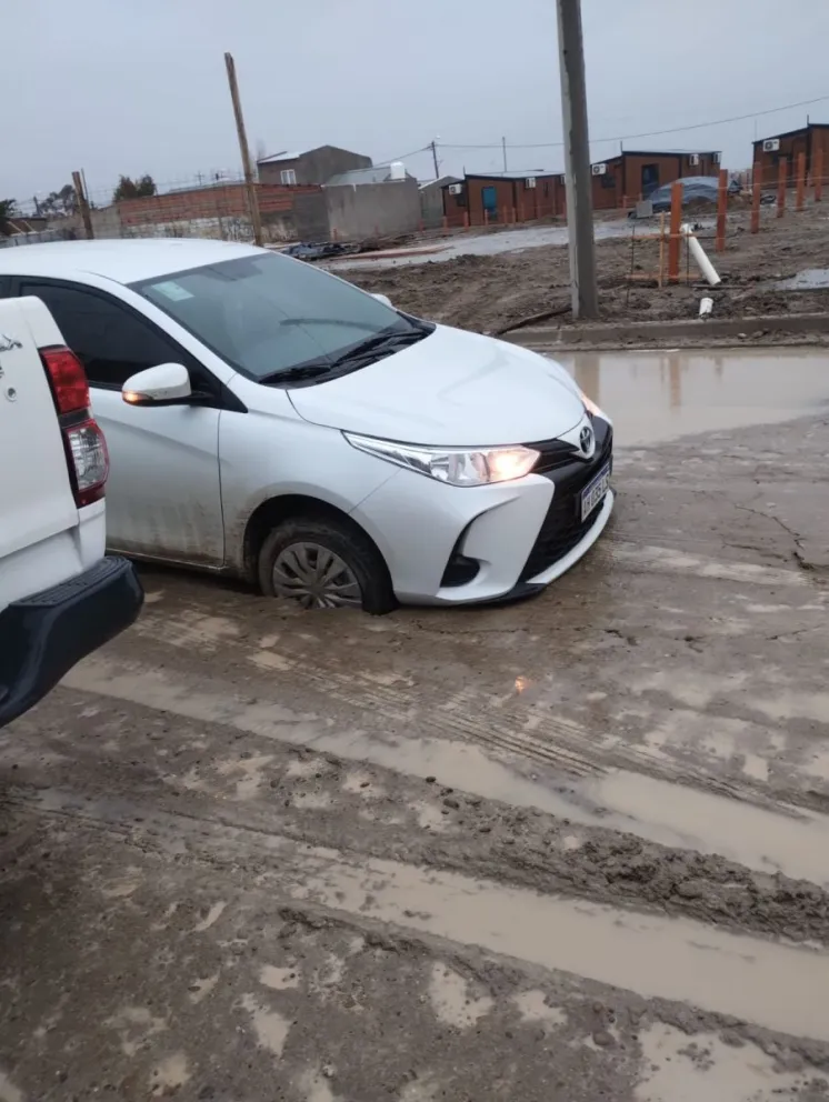 Un vehículo se encajó en en sector donde construyen las viviendas para damnificados del Sismográfica