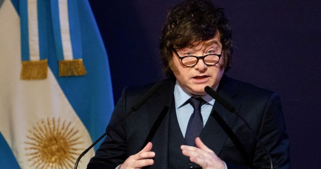 Una nueva encuesta muestra una baja de Milei y advierte por la reelección