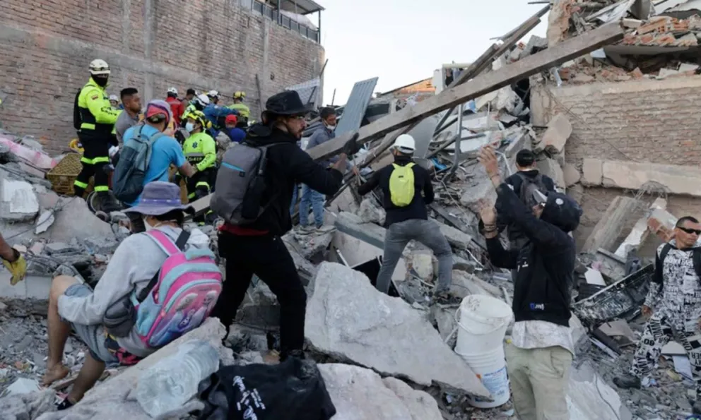 Ya son 240 los muertos y dictan toque de queda en algunas ciudades, tras el devastador terremoto que sacudió a Colombia