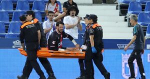 chocó con un rival, pidió el cambio y se fue en ambulancia del partido de Rayo Vallecano