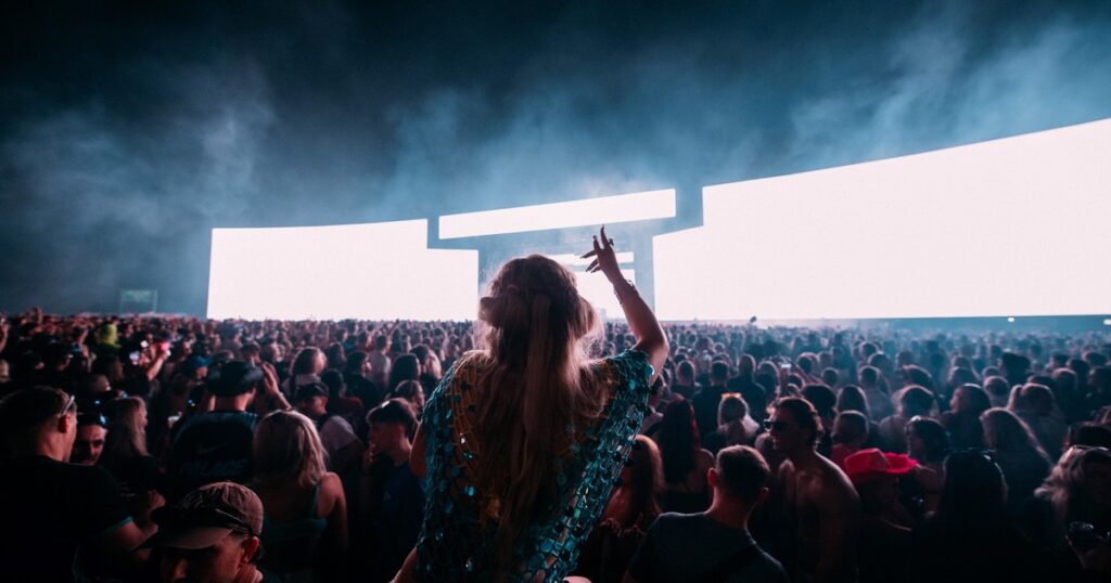 dos generaciones de música electrónica y una misma multitud en Creamfields UK, a pesar del mal tiempo