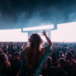 Utilice este título dos generaciones de música electrónica y una misma multitud en Creamfields UK, a pesar del mal tiempo y cree en base a ese titulo original un titulo nuevo, preciso, comprensible y que no pierda relacion con el titulo original. Necesito que me devuelvas solo y nada mas que el titulo nuevo.