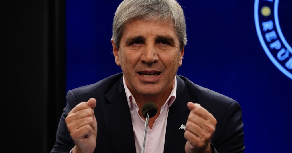 el ministro Luis Caputo hace anuncios económicos en la previa de una sesión clave en el Congreso