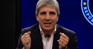 el ministro Luis Caputo hace anuncios económicos en la previa de una sesión clave en el Congreso
