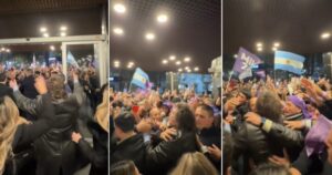el pogo del Presidente con los militantes libertarios y el cántico contra Néstor Kirchner