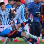 Utilice este título la AFA anunció que la FIFA aceptó que los jugadores sancionados cumplan las fechas en amistosos y cree en base a ese titulo original un titulo nuevo, preciso, comprensible y que no pierda relacion con el titulo original. Necesito que me devuelvas solo y nada mas que el titulo nuevo.