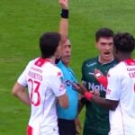 Utilice este título pegó un cabezazo inexplicable y dejó con 10 a Huracán vs Sarmiento de Junín y cree en base a ese titulo original un titulo nuevo, preciso, comprensible y que no pierda relacion con el titulo original. Necesito que me devuelvas solo y nada mas que el titulo nuevo.