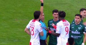 pegó un cabezazo inexplicable y dejó con 10 a Huracán vs Sarmiento de Junín
