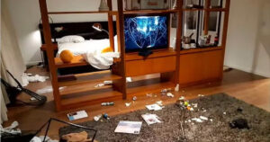 whisky, drogas y medicamentos en su habitación de hotel