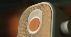 Así es Ato, la computadora con IA sin pantallas para adultos mayores que funciona con la voz
