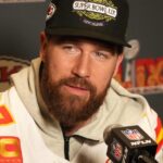 Utilice este título Cómo Travis Kelce amasó una fortuna de 90 millones de dólares mientras que un contrato de 100 millones de dólares para un podcast transformó su futuro financiero y cree en base a ese titulo original un titulo nuevo, preciso, comprensible y que no pierda relacion con el titulo original. Necesito que me devuelvas solo y nada mas que el titulo nuevo.