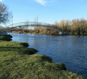 Conmoción en Neuquén: hallan sin vida a una joven en la costanera del río Chimehuin